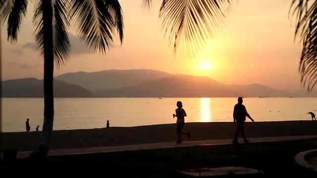 Silhuette shot of the beach with sunrise sun.