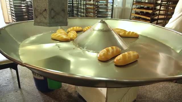 Unloading of bread from the conveyor.