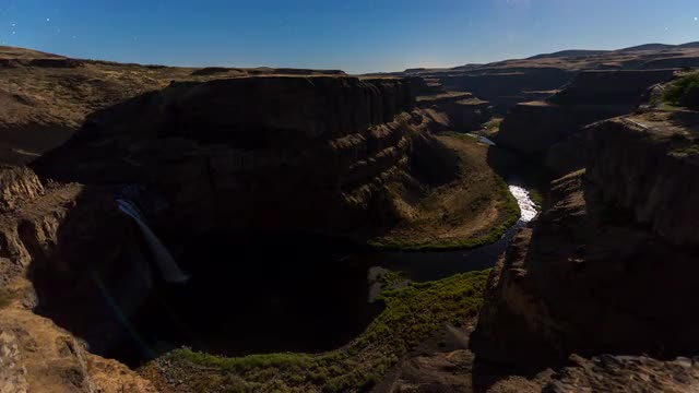 Palouse Falls lit by the moonlight
