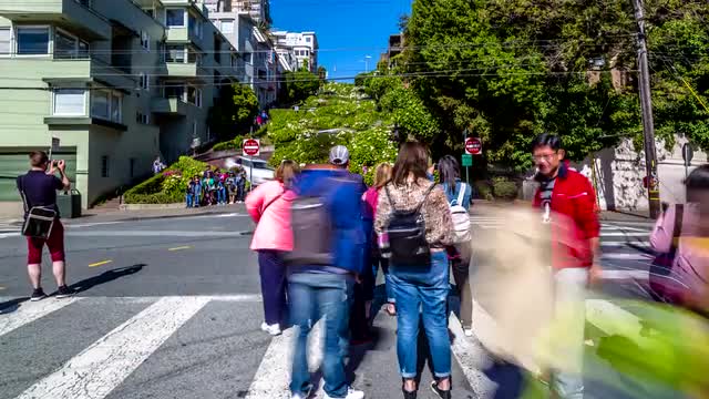 Busy Lombard street in the morning - time lapse