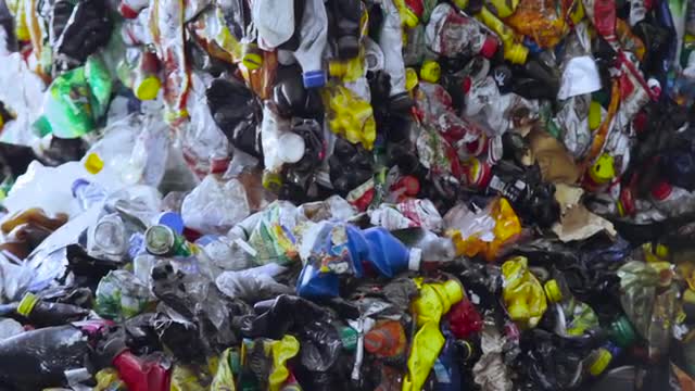 Plastic recycling container shredder waste crusher