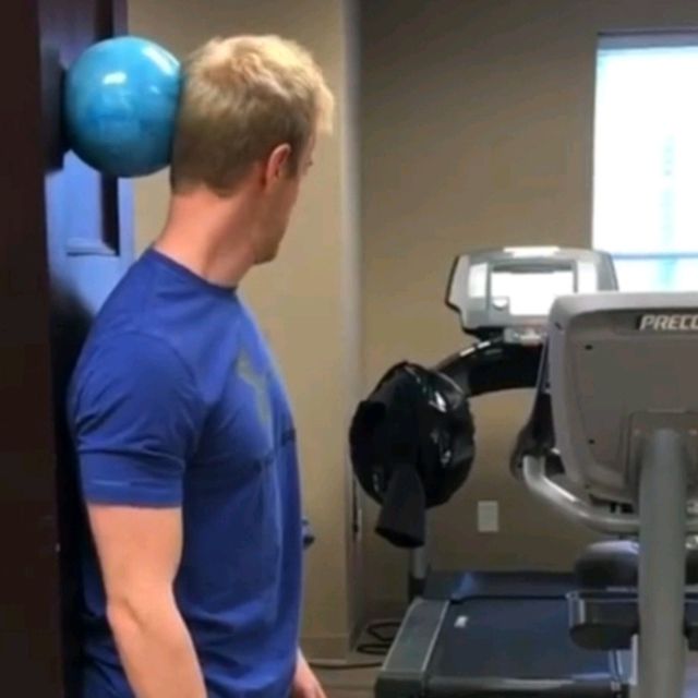 Neck rotation - Exercise How-to - Workout Trainer by Skimble