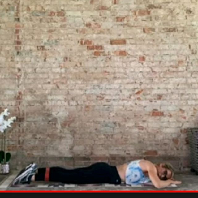 Alternating Banded Leg Raises by 𝔻𝕖𝕤𝕖𝕣𝕥 𝔽𝕠𝕩🦊 🌟 - Exercise How-to - Skimble