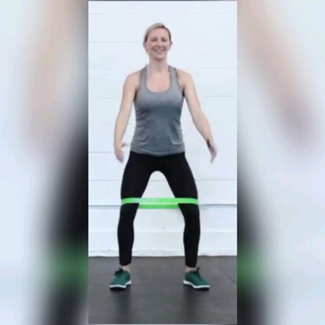 Mini Band Squat by Francisco Perez Ejercicio Cómo hacerlo Skimble