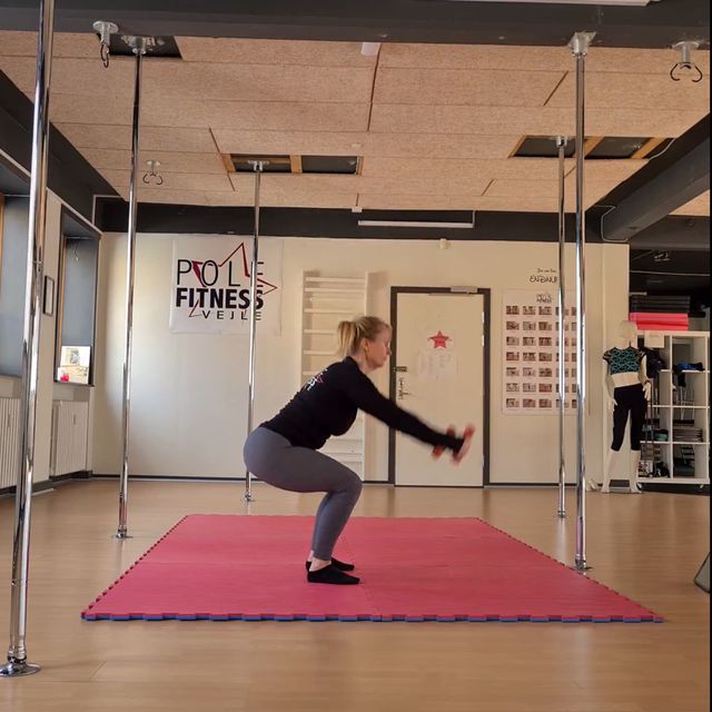 Squat Swing Overhead by Lia Damén Exercise Howto Skimble