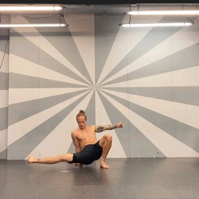 Squat Kickout - Exercise How-to - Workout Trainer by Skimble