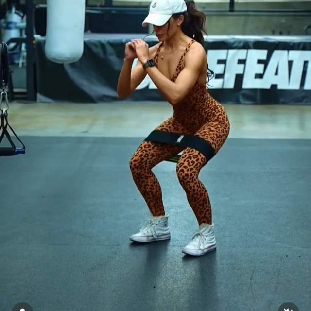 Banded In - Out Squats por Deanna B. - Ejercicio Cómo hacerlo - Skimble