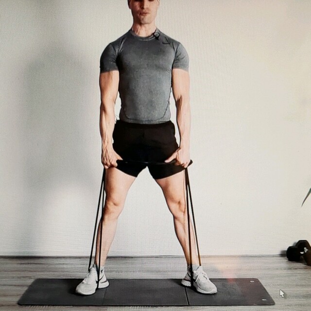 Banded Sumo Squat por Frank Roodenburg - Ejercicio Cómo hacerlo - Skimble