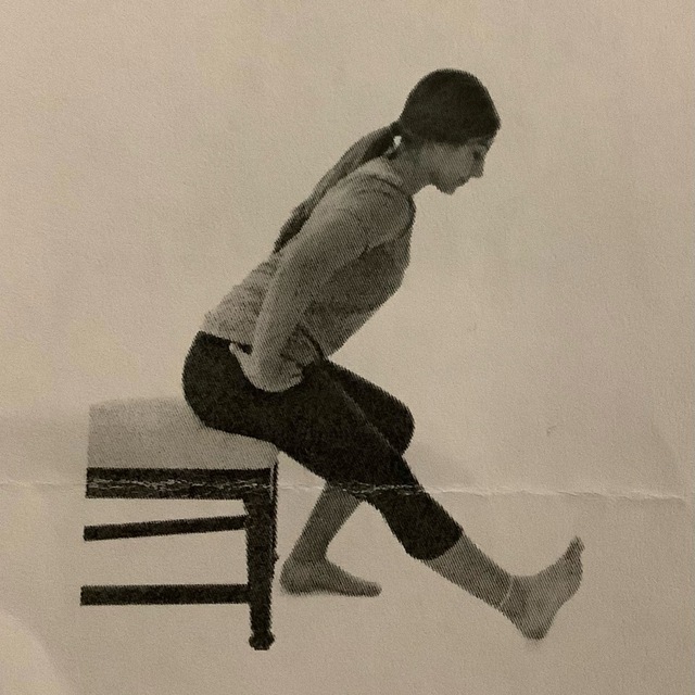Left Hamstring Stretch Seated Left Hamstring Stretch por Julie S. - Ejercicio Cómo hacerlo ...