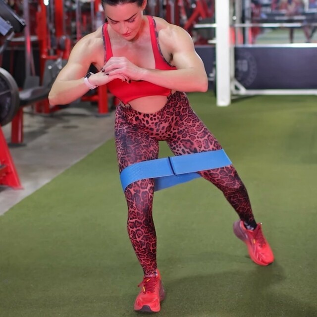 Banded SURFER SQUATS [Both Sides] by 𝔻𝕖𝕤𝕖𝕣𝕥 𝔽𝕠𝕩🦊 🌟 - Exercise How-to ...