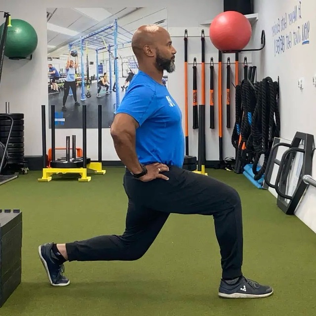 Isometric Split Squat R By ömer Köseoğlu Exercise How To Skimble