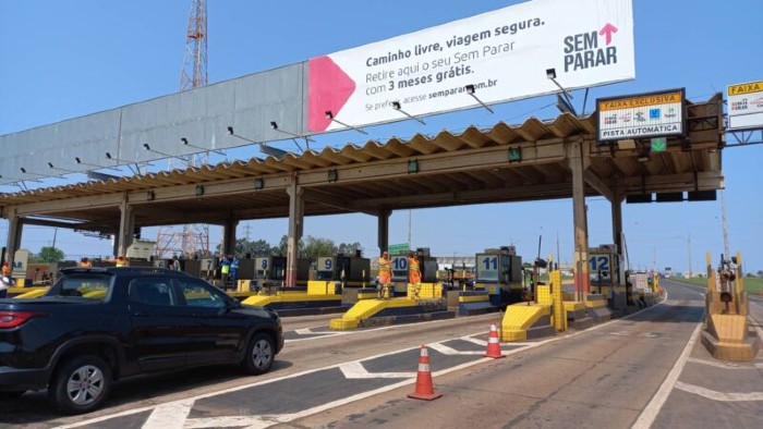 Trabalhadores acusam empresa de não pagar salário e liberam cancelas do pedágio de Arapongas - Vimarsana News