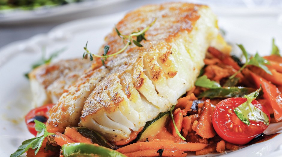 Tilápia assada no forno com legumes é prática e deliciosamente saudável