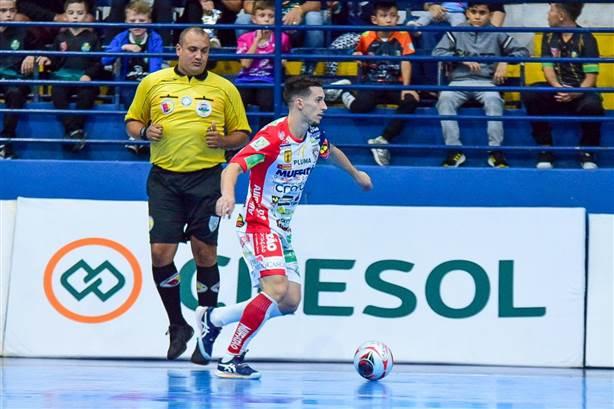 O ala Jhony, em ação contra o Marreco. Foto Neto Cajaúbas