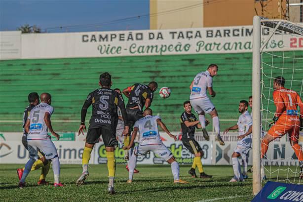 Willian cabeceia para marcar o gol da vitória sobre o Paraná, em Toledo. Foto Felipe Fachini
