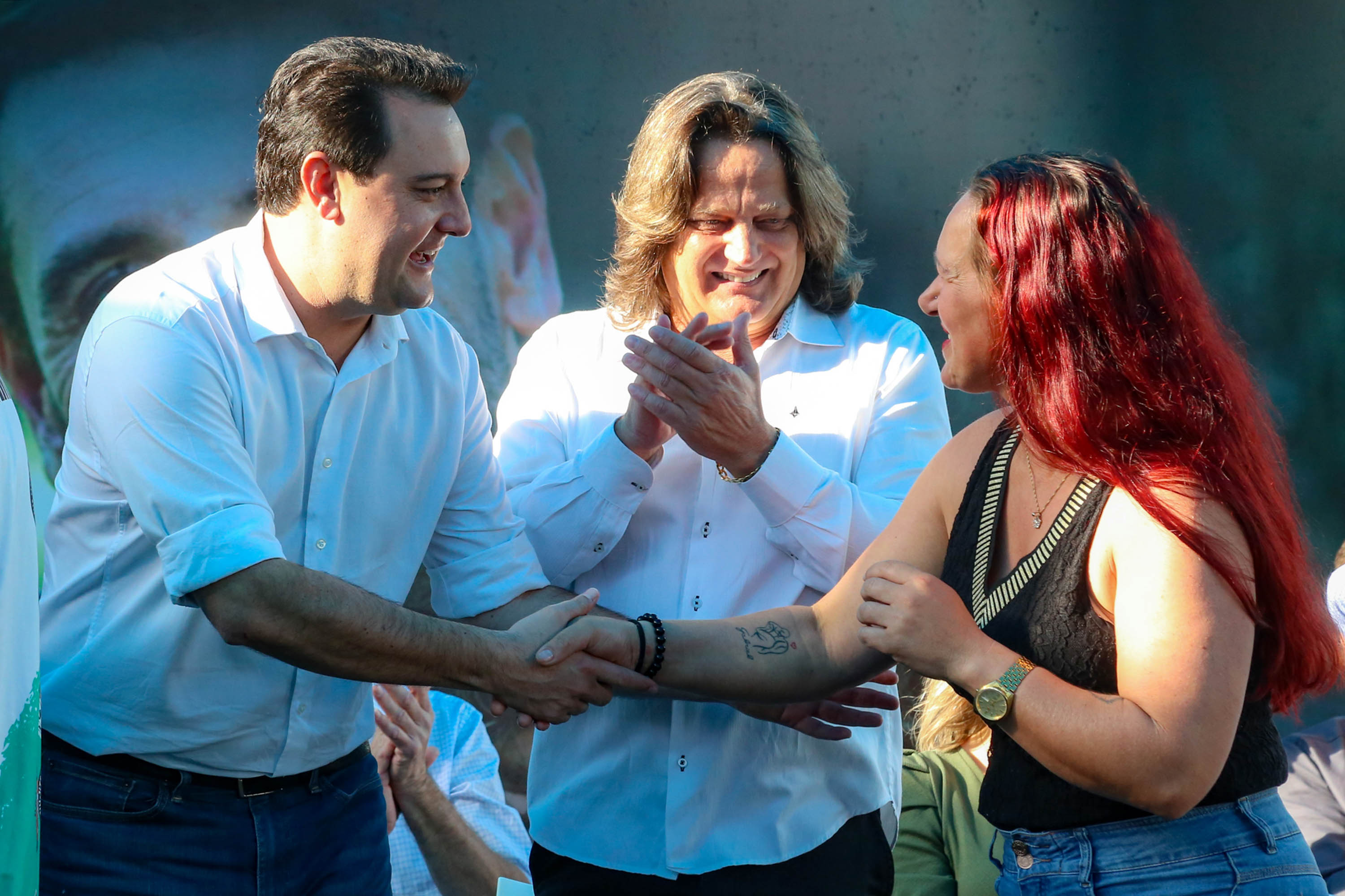 Governador entrega títulos de propriedade e R 7,2 milhões para Santa Tereza do Oeste Governador entrega títulos de propriedade e R 7,2 milhões para Santa Tereza do Oeste