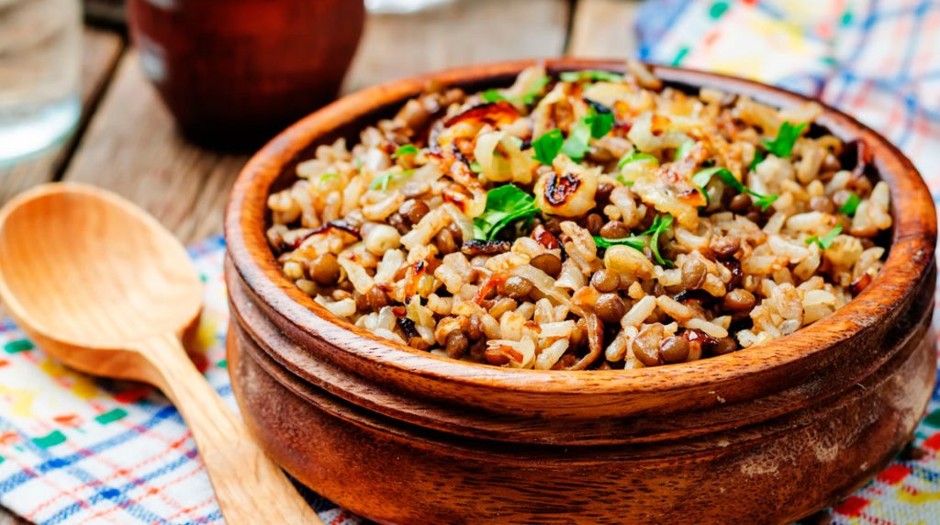 Arroz com lentilhas e cebolas caramelizadas bem saboroso