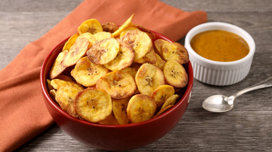 Banana chips na airfryer são saudáveis e deliciosas!