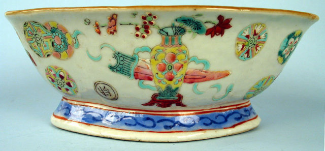 GOOD CHINESE TONGZHI MARK AND PERIOD FOOTED BOWL QING DYNASTY 1870S FAMILLE ROSE
