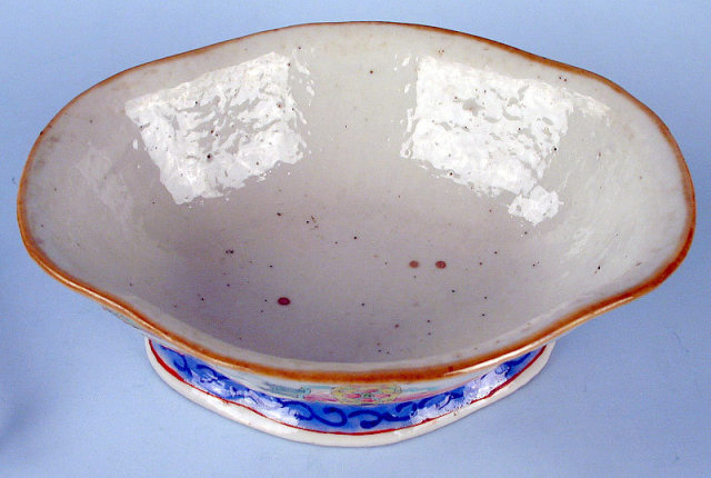 GOOD CHINESE TONGZHI MARK AND PERIOD FOOTED BOWL QING DYNASTY 1870S FAMILLE ROSE