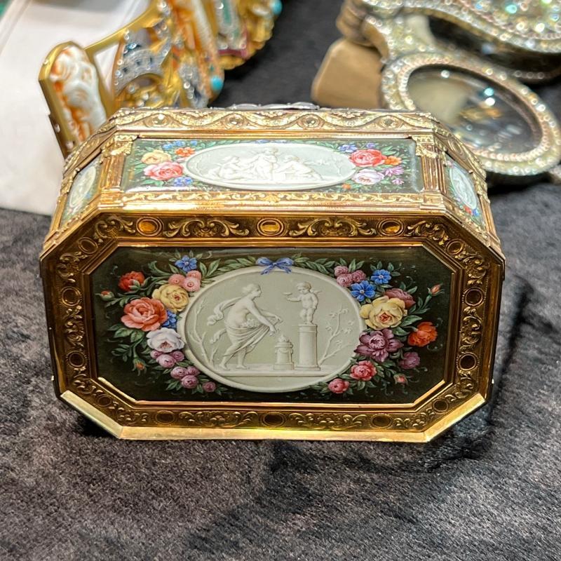 Louis XVI 22K Gold Diamond Encrusted Snuff Box Decorated by Charles-Jacques de Mailly (1740-1817)