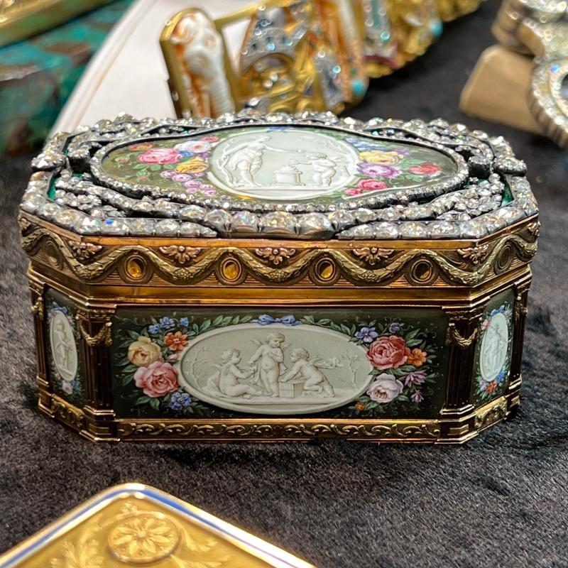 Louis XVI 22K Gold Diamond Encrusted Snuff Box Decorated by Charles-Jacques de Mailly (1740-1817)