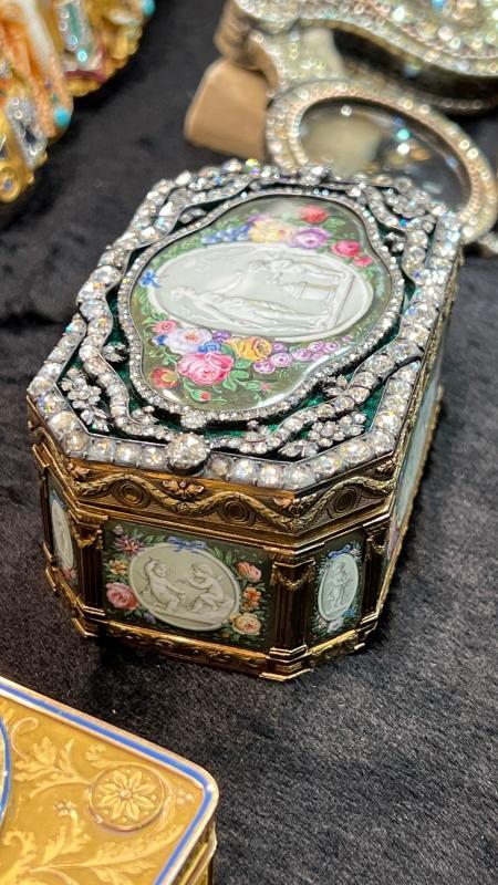 Louis XVI 22K Gold Diamond Encrusted Snuff Box Decorated by Charles-Jacques de Mailly (1740-1817)