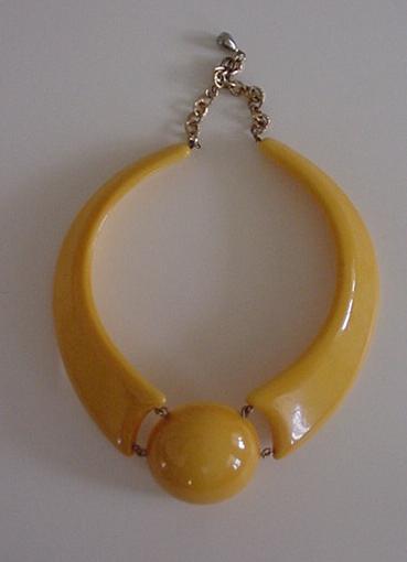 Bakelite Banana Colored Deco Necklace