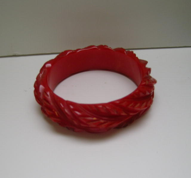 Bakelite vintage deeply carved red bangle