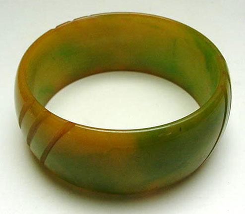 Bakelite Vintage Marbelized  and carved Green bangle