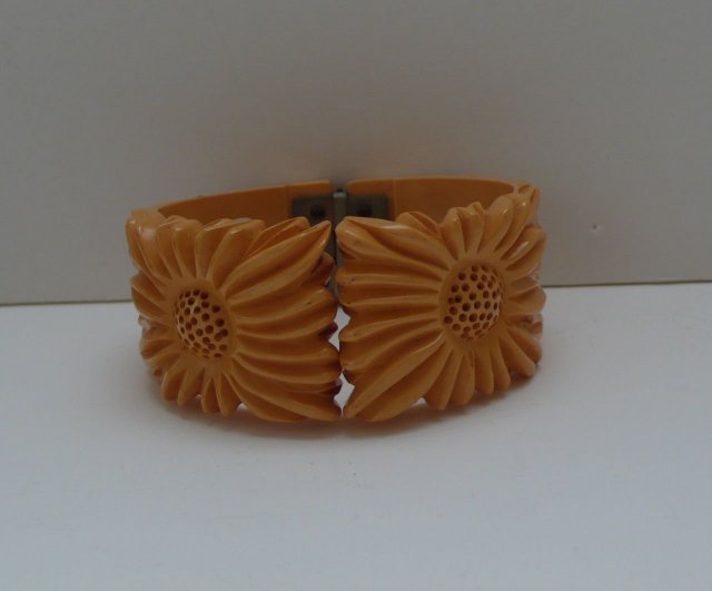 Bakelite Hinged Vintage Daisy Bangle