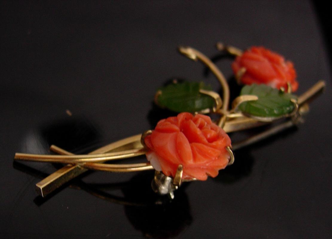 Vintage jade and coral flower brooch - 1940's sweetheart jewelry - Japanese oriental style - krementz gold filled pin