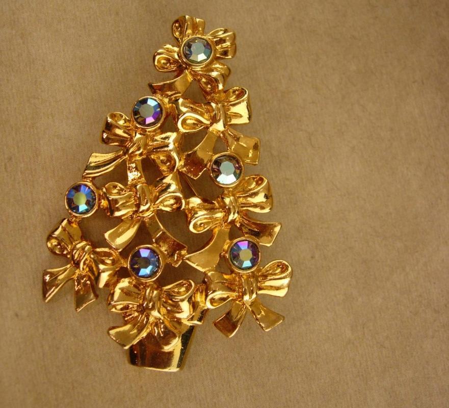 Vintage Christmas Tree brooch / Signed avon pin / Christmas gift for her / december birthday / aurora borealis rhinestone jewelry
