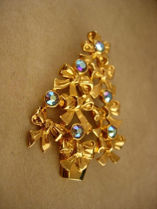 Vintage Christmas Tree brooch / Signed avon pin / Christmas gift for her / december birthday / aurora borealis rhinestone jewelry