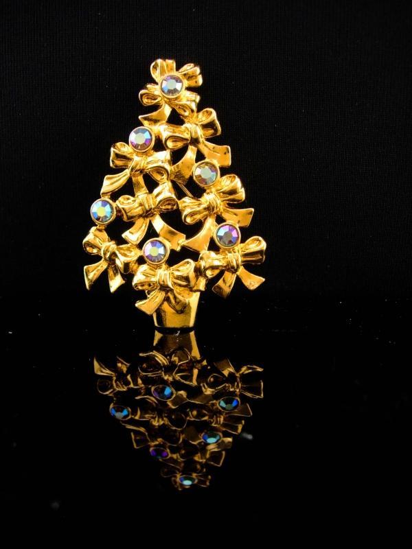 Vintage Christmas Tree brooch / Signed avon pin / Christmas gift for her / december birthday / aurora borealis rhinestone jewelry