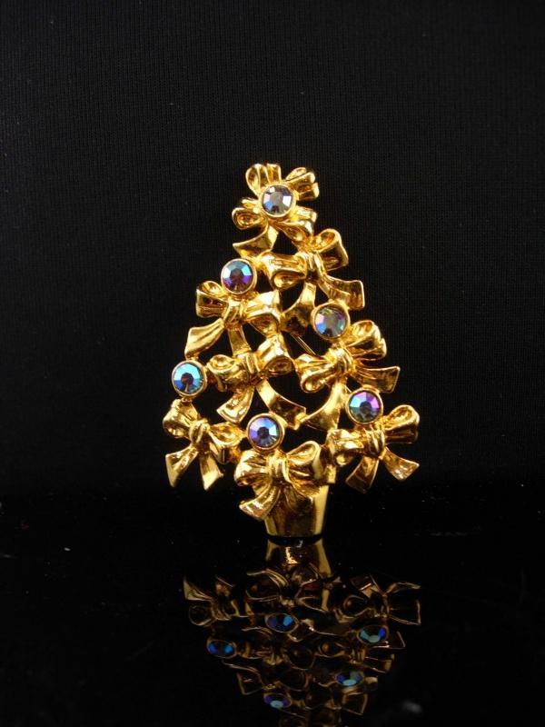 Vintage Christmas Tree brooch / Signed avon pin / Christmas gift for her / december birthday / aurora borealis rhinestone jewelry