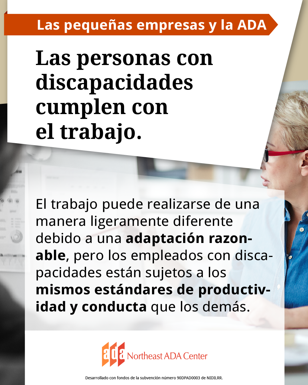 Un anuncio para redes sociales con una persona señalando con un bolígrafo un papel en un tablón de anuncios. El texto dice: Las personas con discapacidades cumplen con el trabajo. El trabajo puede realizarse de una manera ligeramente diferente debido a una adaptación razonable, pero los empleados con discapacidades están sujetos a los mismos estándares de productividad y conducta que los demás.