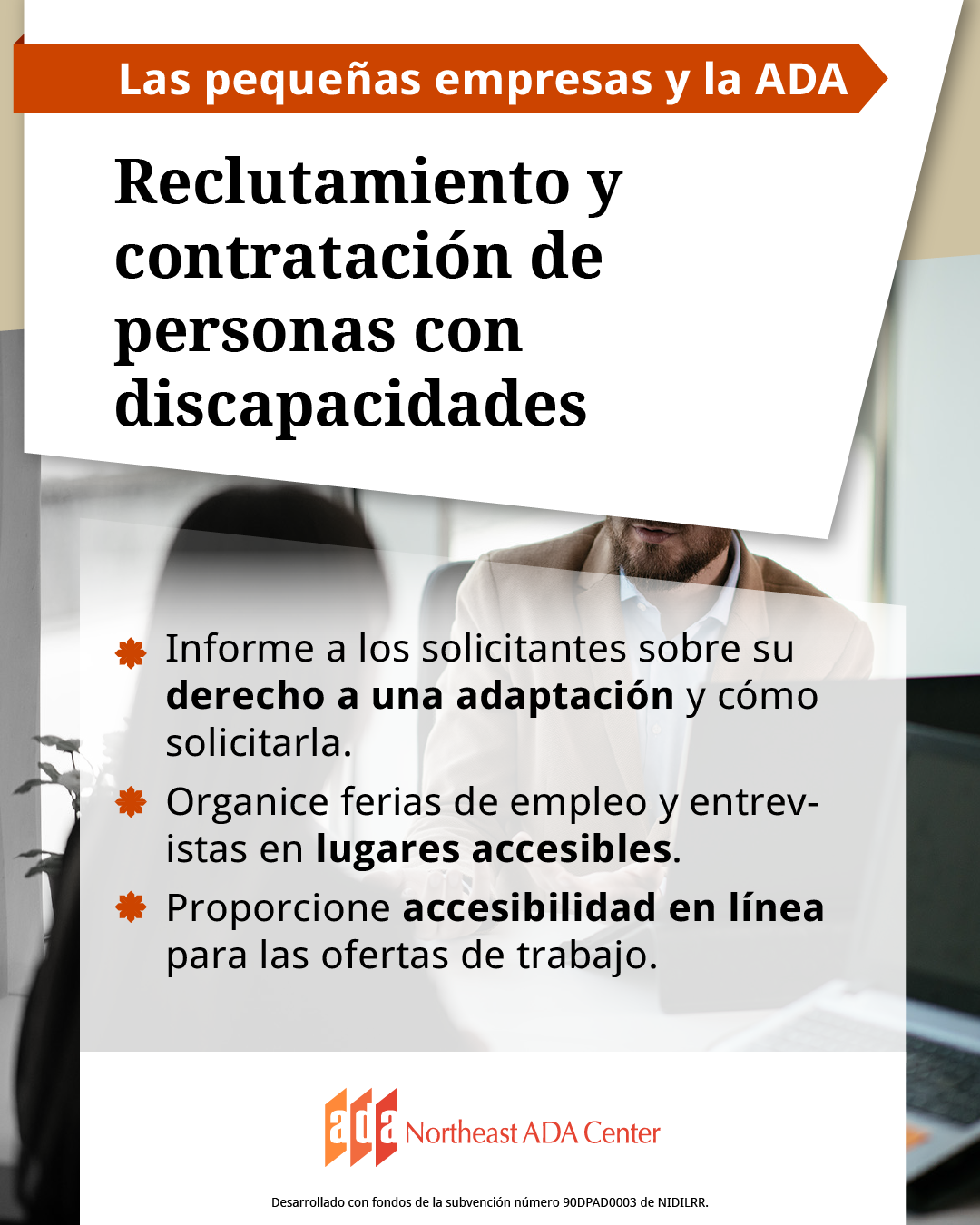 Un anuncio para redes sociales con un candidato a un puesto de trabajo que habla con un entrevistador. El texto dice: Reclutamiento y contratación de personas con discapacidades; informe a los solicitantes sobre su derecho a una adaptación y cómo solicitarla; organice ferias de empleo y entrevistas en lugares accesibles; y proporcione accesibilidad en línea para las ofertas de trabajo.