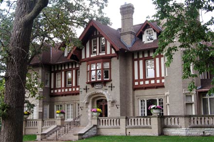 Northwestern Alumni Association<BR> 1800 Sheridan Rd<BR> Evanston, IL 60208<BR> <a href="http://www.alumni.northwestern.edu/" target="_blank">alumni.northwestern.edu</a>