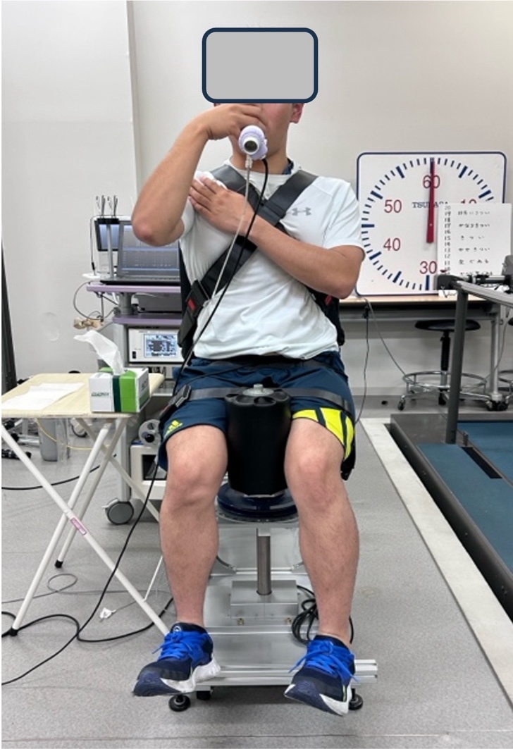 人, 男, 持つ, 座る が含まれている画像 AI 生成コンテンツは誤りを含む可能性があります。