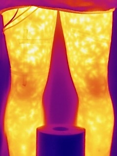 Ein Bild, das Bernstein, Kerze, Lampe, orange enthält. Automatisch generierte Beschreibung