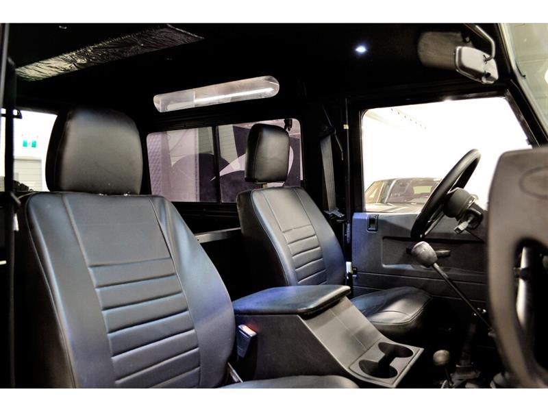 Land Rover Defender 12