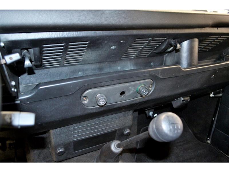 Land Rover Defender 19