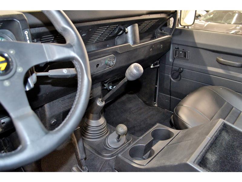 Land Rover Defender 23