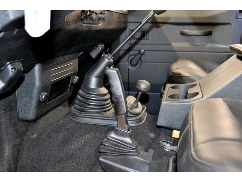 Land Rover Defender 24