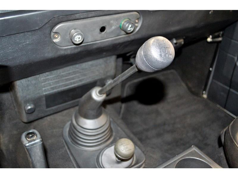 Land Rover Defender 25