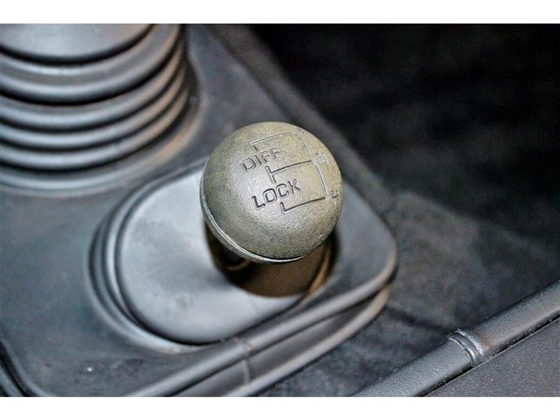 Land Rover Defender 27