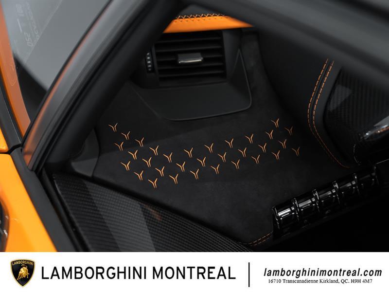 Lamborghini Aventador 32