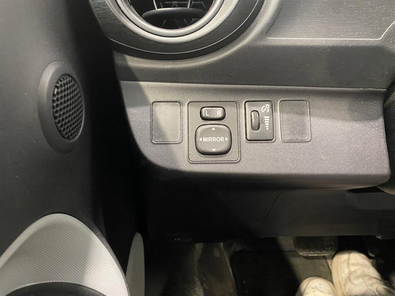 toyota Prius c 2013 - 17