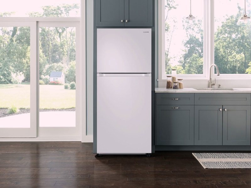 Model: RT18M6213WW | Samsung 18 cu. ft. Capacity Top Freezer Refrigerator with FlexZone™